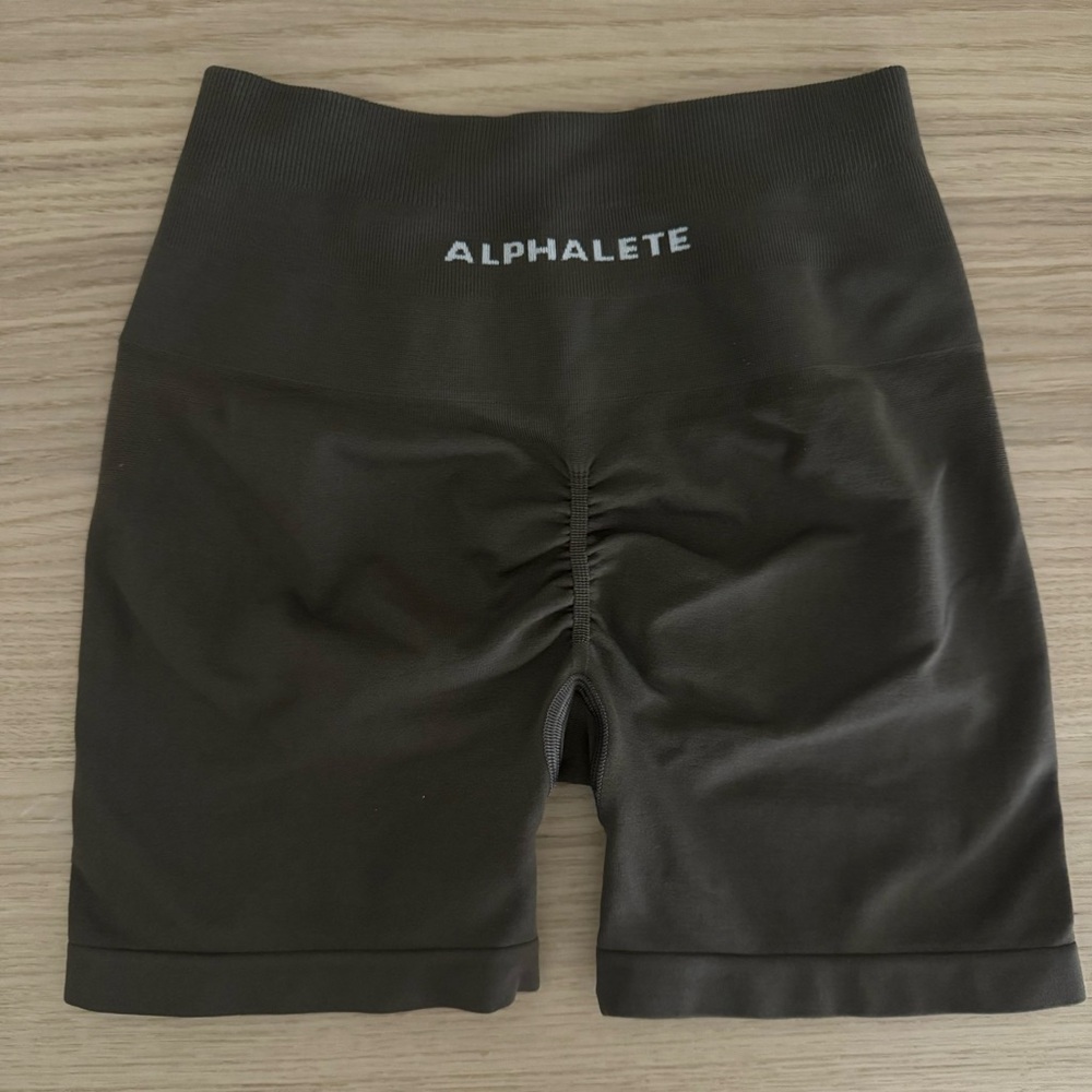 Alphalete Amplify shorts (4.5 in) Cocoa brown